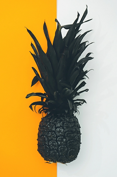 Постер Черный ананас на бело-желтом фоне с типом исполнения На холсте без рамы