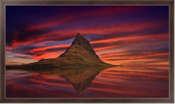 Постер Исландия, алый закат над скалистым островом с типом исполнения На холсте в раме в багетной раме 221-02
