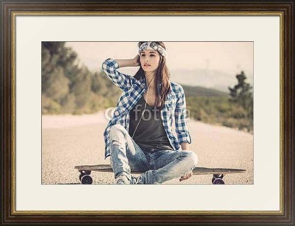 Постер Скейтбордистка на шоссе с типом исполнения Под стеклом в багетной раме 1.023.036