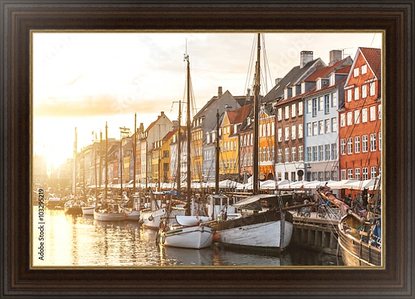 Постер Дания, Копенгаген. Ряды домов и лодок на закате с типом исполнения На холсте в раме в багетной раме 1.023.151