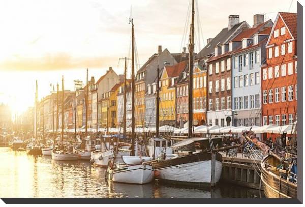 Постер Дания, Копенгаген. Ряды домов и лодок на закате с типом исполнения На холсте в раме в багетной раме 221-01