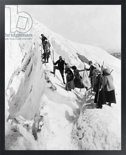 Постер Climbing Paradise Glacier, Rainier National Park, Washington, c.1915 с типом исполнения На холсте в раме в багетной раме 1727.8010