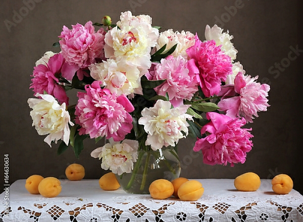 Постер Цветы в вазе и абрикосы на столе с типом исполнения На холсте без рамы