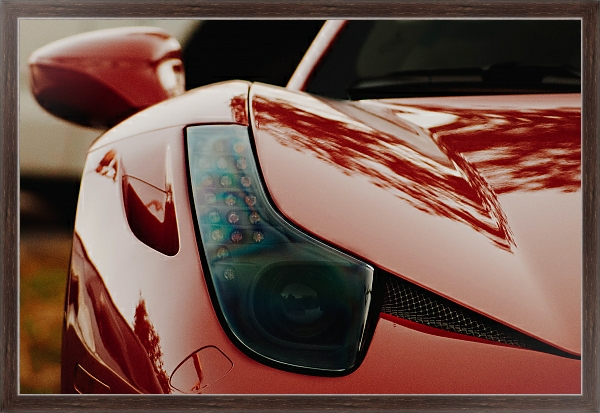 Постер Фара красного спортивного автомобиля с типом исполнения На холсте в раме в багетной раме 221-02