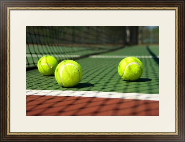 Постер Теннисные мячики на корте с типом исполнения Под стеклом в багетной раме 1.023.036
