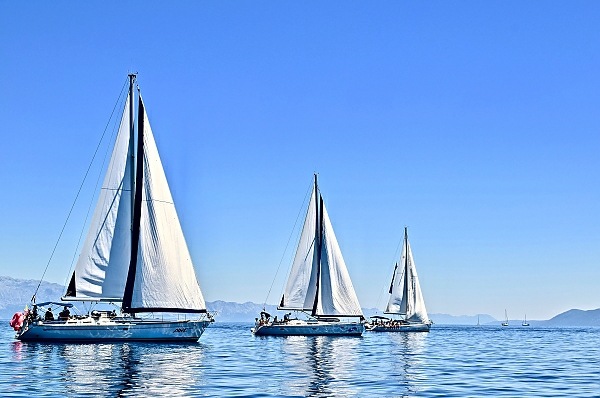 Постер Три яхты под парусами на озере  с типом исполнения На холсте без рамы