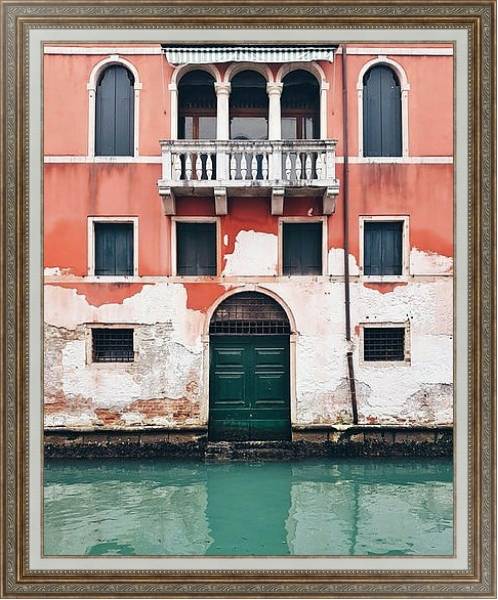Постер Старое здание с балконом в Венеции с типом исполнения На холсте в раме в багетной раме 595.M52.330