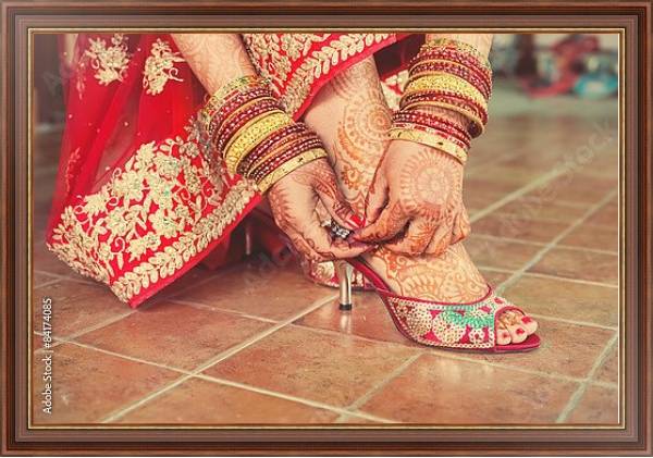 Постер Свадебный менди на ногах и руках одетой в красное невесты с типом исполнения На холсте в раме в багетной раме 35-M719P-83