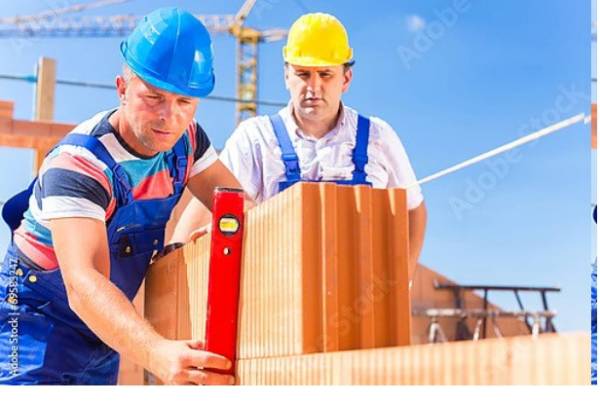 Постер Рабочие на строительстве кирпичного здания с типом исполнения На холсте без рамы
