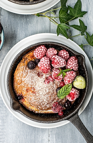 Постер Пирог с ягодами на сковороде с типом исполнения На холсте без рамы