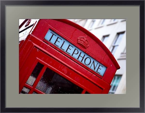 Постер Красная телефонная будка под дождем с типом исполнения Под стеклом в багетной раме 221-01