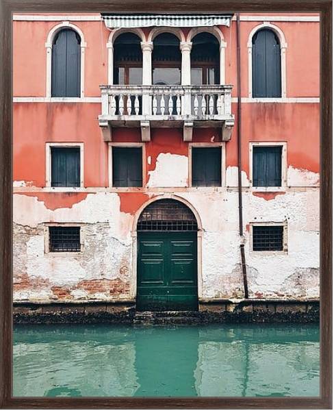 Постер Старое здание с балконом в Венеции с типом исполнения На холсте в раме в багетной раме 221-02