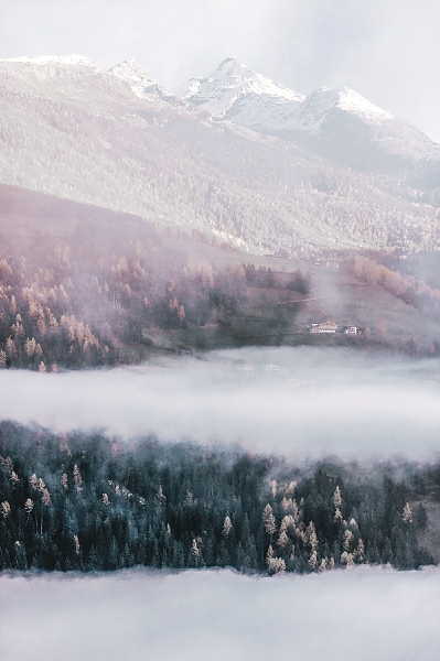 Постер Туманные горы в Альпах, Италия с типом исполнения На холсте без рамы