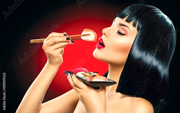Постер Девушка ест суши с типом исполнения На холсте без рамы