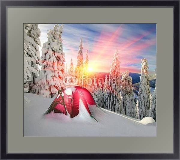 Постер Палатка в заснеженном лесу с типом исполнения Под стеклом в багетной раме 221-01