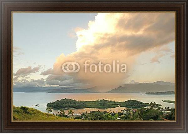 Постер Пристань для яхт Савусаву и островок Нави, остров Вануа-Леву, Фиджи с типом исполнения На холсте в раме в багетной раме 1.023.151