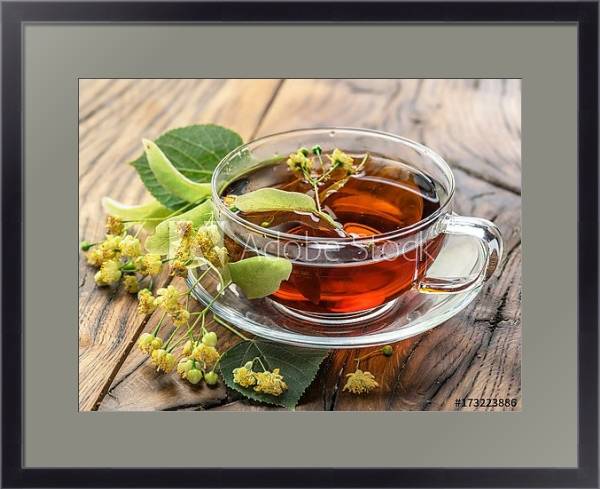 Постер Чашка липового чая и липовые цветы на деревянном столе с типом исполнения Под стеклом в багетной раме 221-01