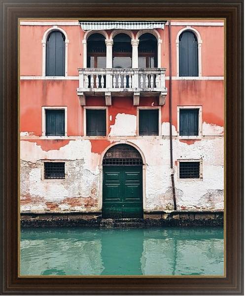 Постер Старое здание с балконом в Венеции с типом исполнения На холсте в раме в багетной раме 1.023.151