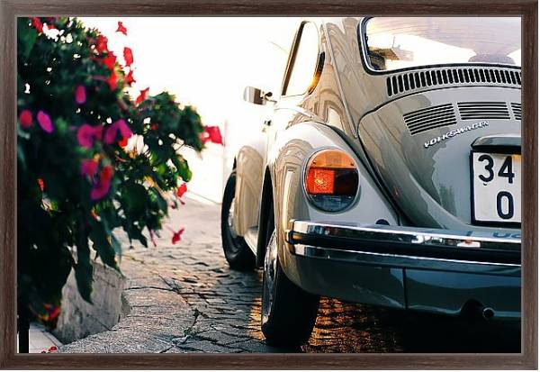 Постер Ретро-автомобиль у цветника с типом исполнения На холсте в раме в багетной раме 221-02