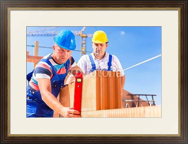 Постер Рабочие на строительстве кирпичного здания с типом исполнения Под стеклом в багетной раме 1.023.036