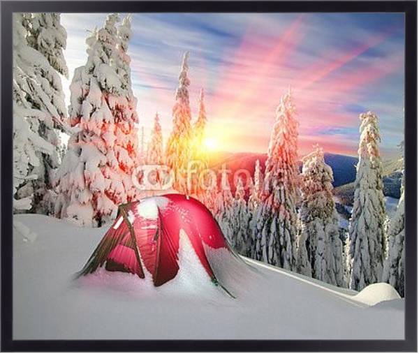 Постер Палатка в заснеженном лесу с типом исполнения На холсте в раме в багетной раме 221-01