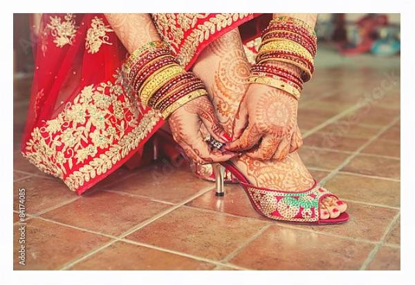 Постер Свадебный менди на ногах и руках одетой в красное невесты с типом исполнения На холсте в раме в багетной раме 221-03