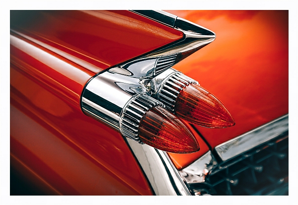 Постер Фара красного автомобиля с типом исполнения На холсте в раме в багетной раме 221-03