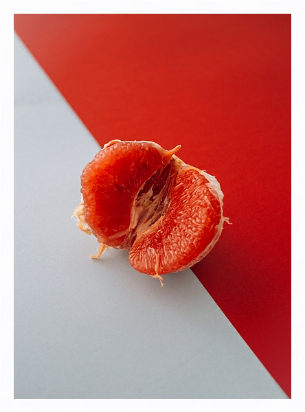 Постер Очищенный грейпфрут на красно-белом с типом исполнения На холсте в раме в багетной раме 221-03