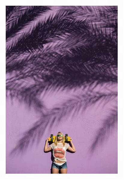 Постер Девушка со скейтбордом в тени пальмовых листьев с типом исполнения На холсте в раме в багетной раме 221-03