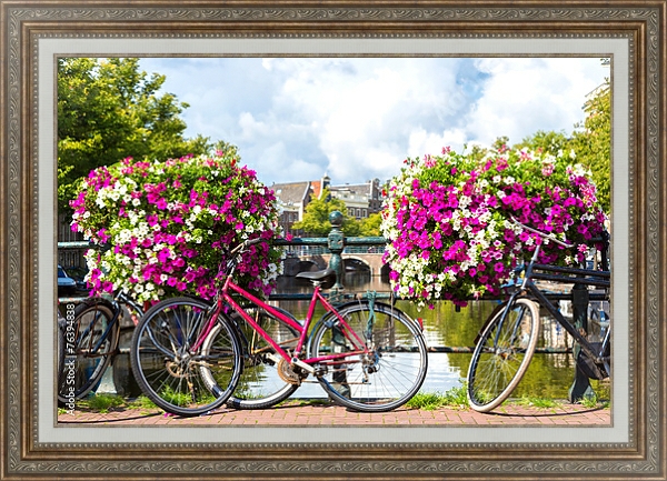 Постер Голландия, Амстердам. Цветы и велосипеды у канала с типом исполнения На холсте в раме в багетной раме 595.M52.330