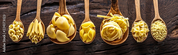 Постер Виды макарон в деревянных ложках на столе с типом исполнения На холсте без рамы