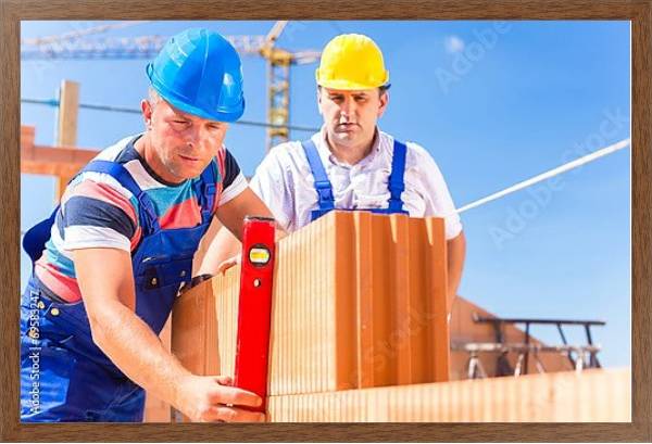 Постер Рабочие на строительстве кирпичного здания с типом исполнения На холсте в раме в багетной раме 1727.4310