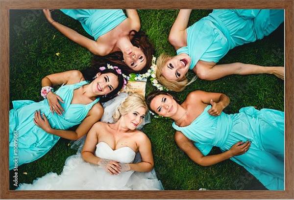 Постер Невеста с подружками на траве с типом исполнения На холсте в раме в багетной раме 1727.4310