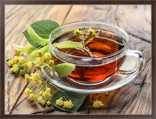Постер Чашка липового чая и липовые цветы на деревянном столе с типом исполнения На холсте в раме в багетной раме 221-02
