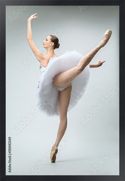Постер Балерина в студии с типом исполнения На холсте в раме в багетной раме 1727.8010