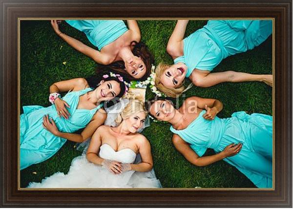 Постер Невеста с подружками на траве с типом исполнения На холсте в раме в багетной раме 1.023.151