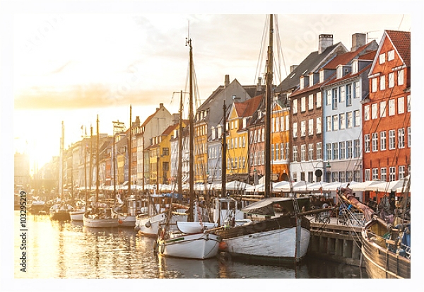 Постер Дания, Копенгаген. Ряды домов и лодок на закате с типом исполнения На холсте в раме в багетной раме 221-03