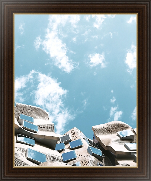 Постер Современное изогнутое здание с окнами, отражающими облака с типом исполнения На холсте в раме в багетной раме 595.M52.330