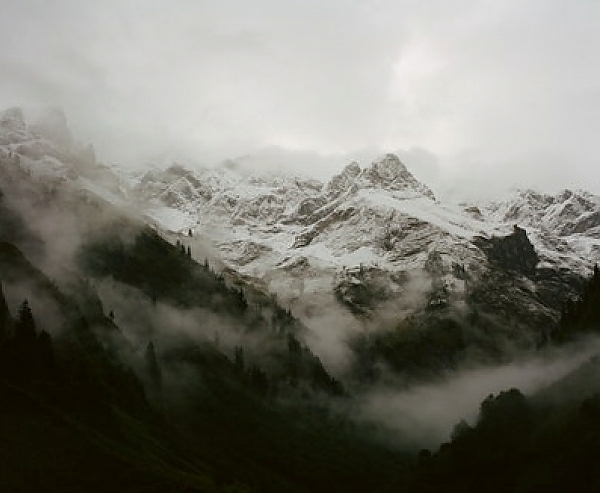 Постер Темные туманные горы с типом исполнения На холсте без рамы