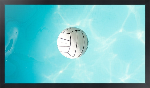 Постер Белый мяч для водного поло, плавающий в бассейне  с типом исполнения На холсте в раме в багетной раме 1727.8010