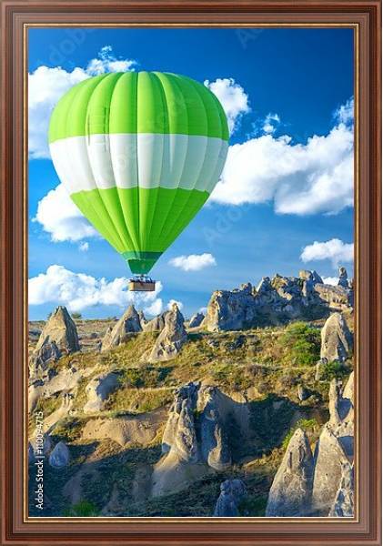 Постер Зелёный воздушный шар над горами с типом исполнения На холсте в раме в багетной раме 35-M719P-83