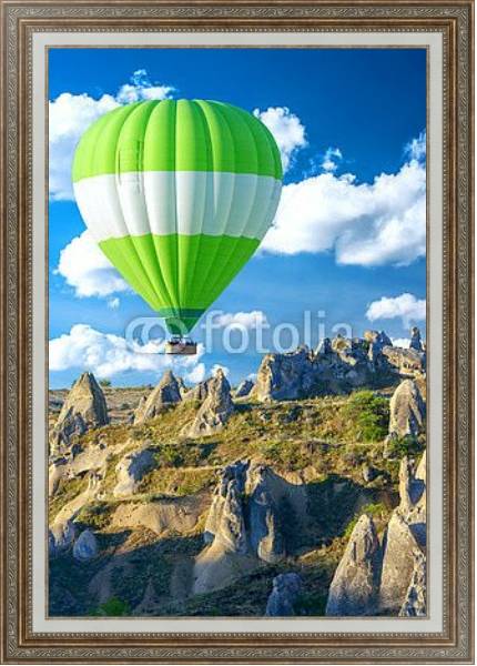 Постер Зелёный воздушный шар над горами с типом исполнения На холсте в раме в багетной раме 595.M52.330