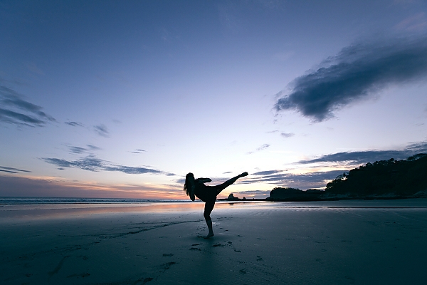 Постер Девушка, тренирующаяся на пляже с типом исполнения На холсте без рамы