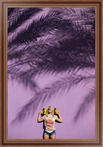 Постер Девушка со скейтбордом в тени пальмовых листьев с типом исполнения На холсте в раме в багетной раме 35-M719P-83