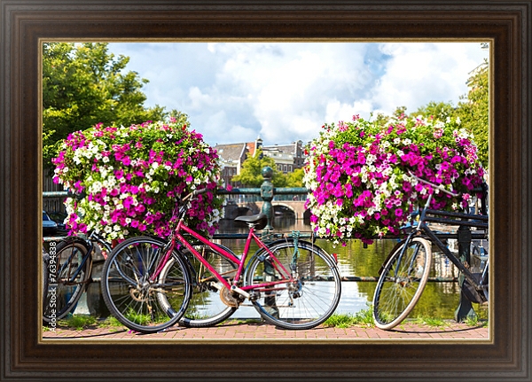 Постер Голландия, Амстердам. Цветы и велосипеды у канала с типом исполнения На холсте в раме в багетной раме 1.023.151