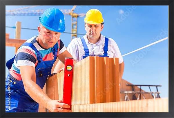 Постер Рабочие на строительстве кирпичного здания с типом исполнения На холсте в раме в багетной раме 1727.8010