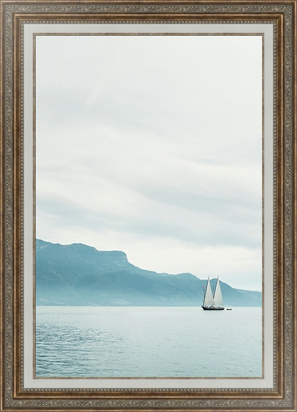Постер Парусник у скал, Веве, Швейцария с типом исполнения На холсте в раме в багетной раме 595.M52.330