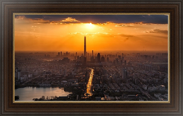 Постер Золотой закат над городом с типом исполнения На холсте в раме в багетной раме 1.023.151
