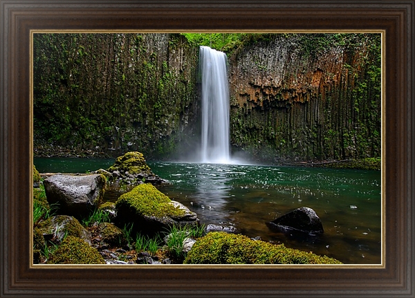 Постер Живописный водопад, обросший мхом с типом исполнения На холсте в раме в багетной раме 1.023.151