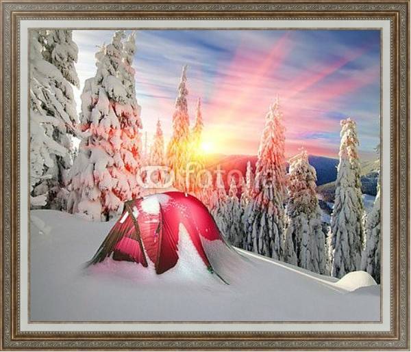 Постер Палатка в заснеженном лесу с типом исполнения На холсте в раме в багетной раме 595.M52.330